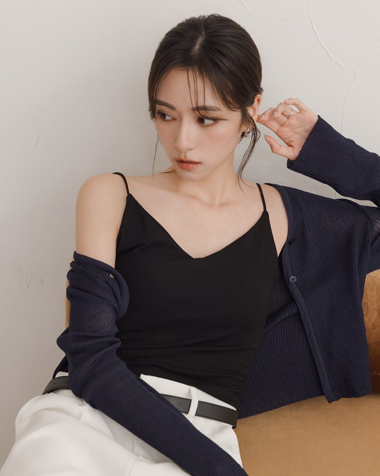 透膚坑條V領開釦上衣