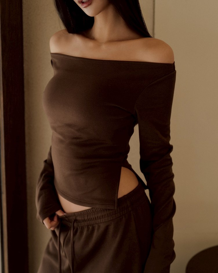 輕柔斜紋磨毛一字領上衣