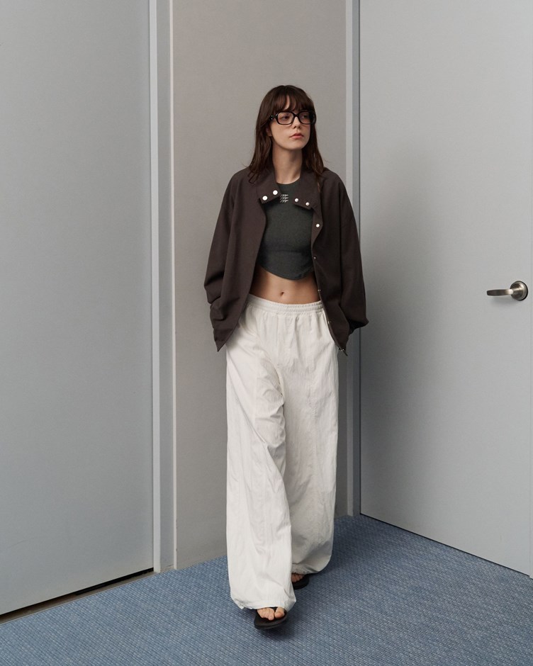 品牌LOGO下襬不對稱造型TEE