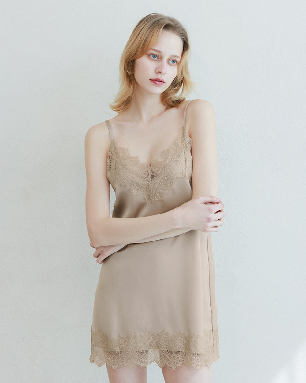 霧光緞面細肩帶洋裝