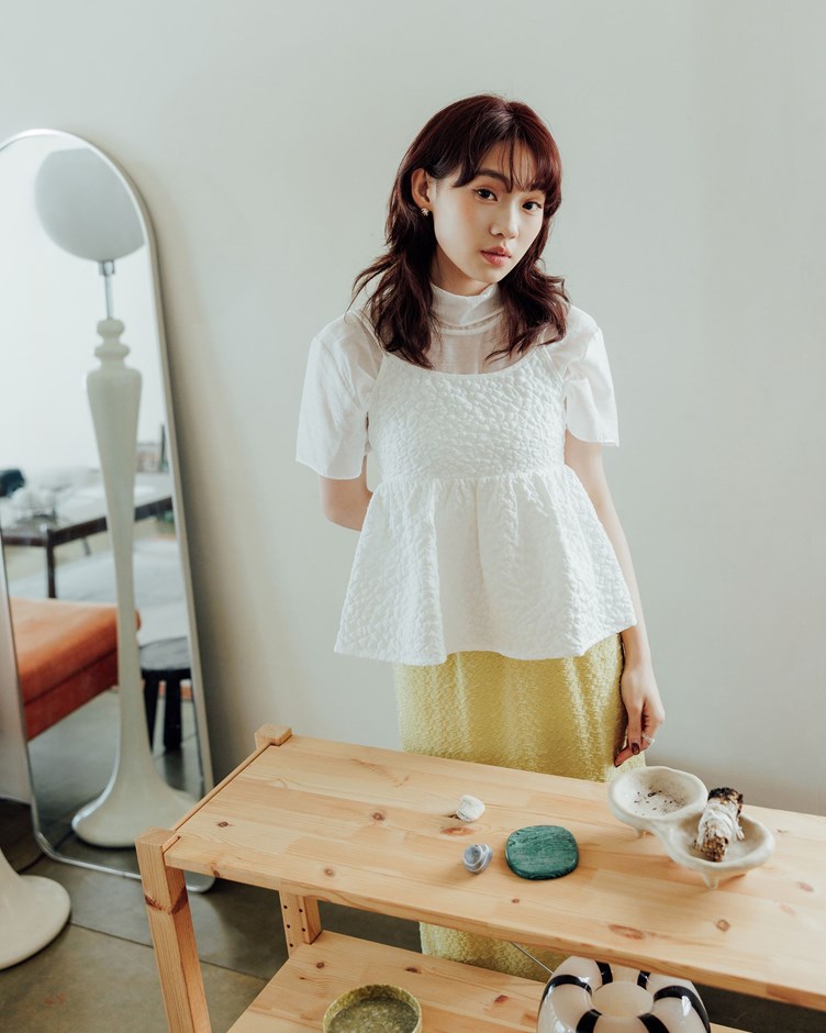 花朵壓紋綁帶背心