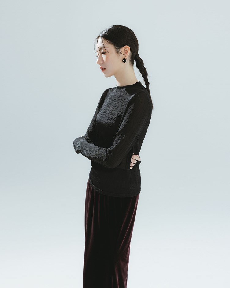 日系凸線條微高領長袖套指上衣