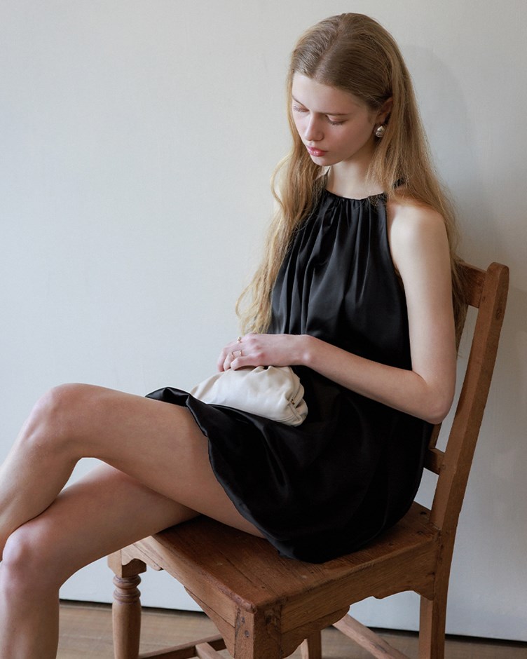 霧光澤緞面花苞短洋裝