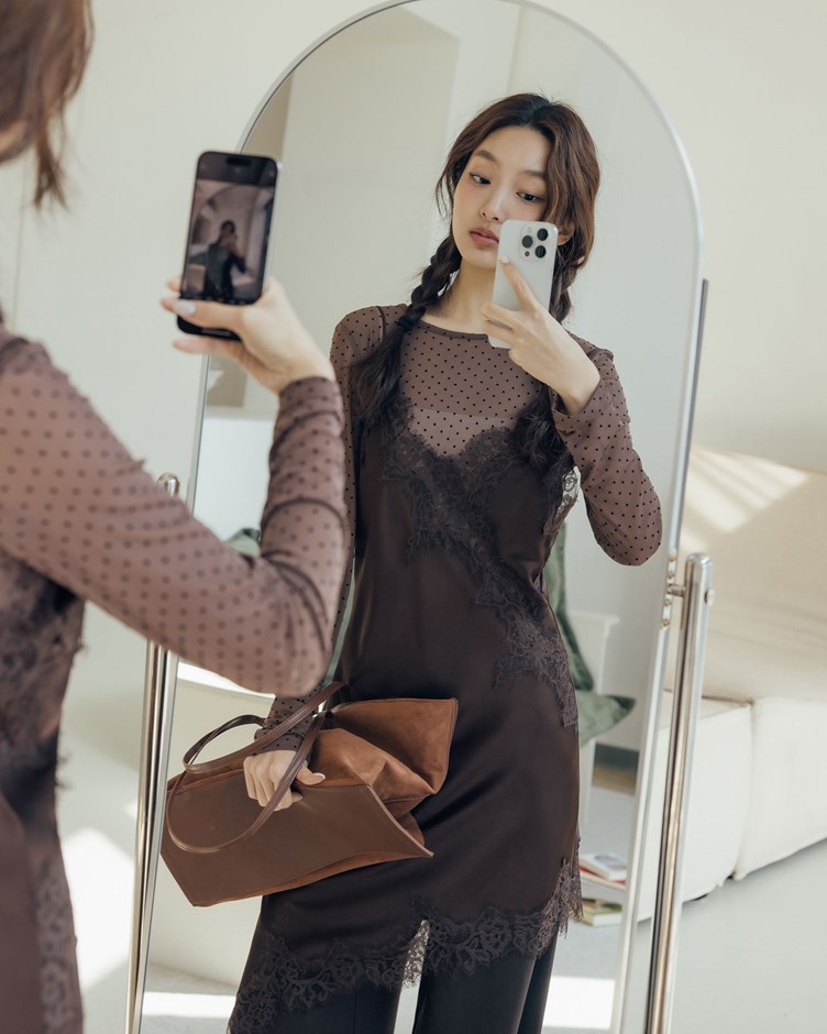 圓領點點透肌長袖上衣