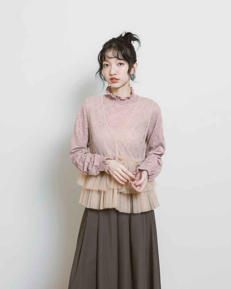 透肌花紋小高領喇叭袖上衣