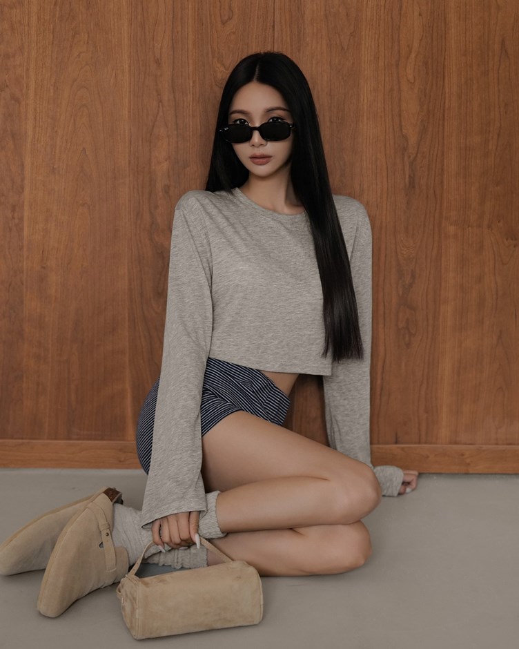 透肌短版長袖上衣