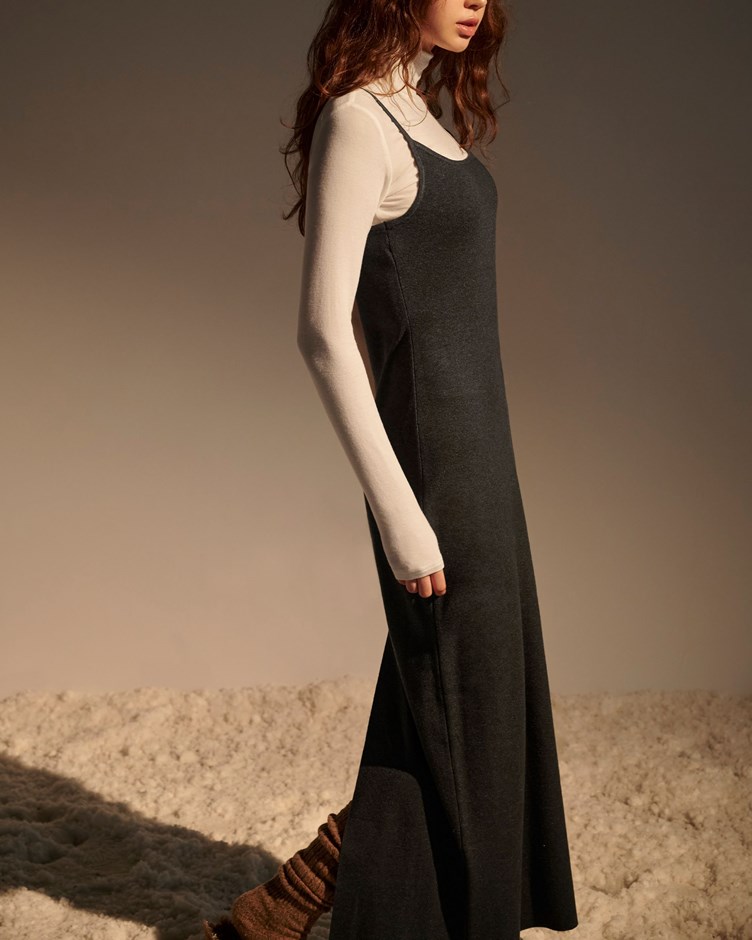 細肩帶後開岔針織洋裝