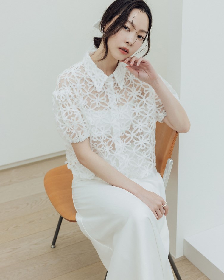 線條花朵透肌感上衣