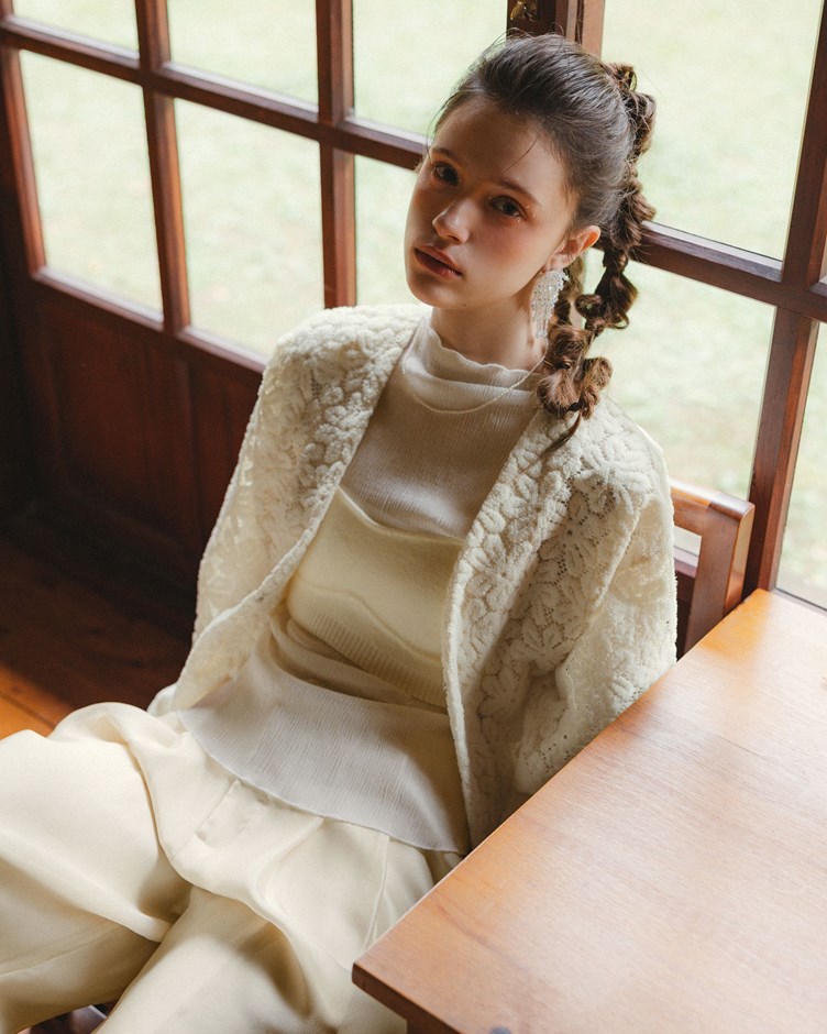 簍空花朵勾扣罩衫外套