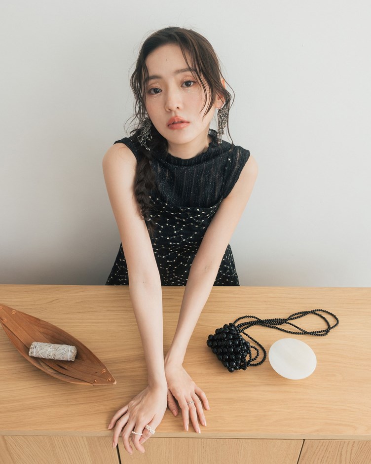 亮亮直紋透肌小高領背心