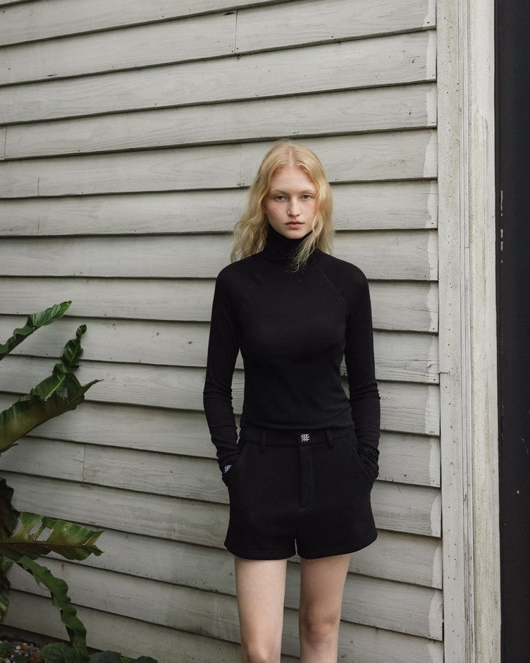 品牌LOGO天絲羊毛高領上衣