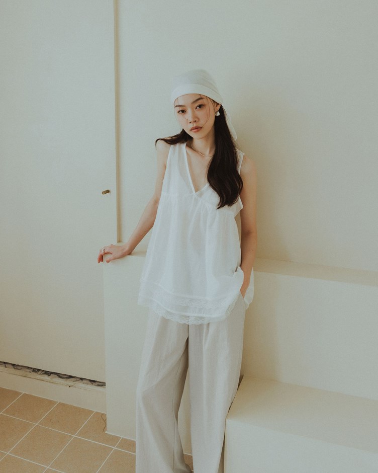 光澤透肌感V領蕾絲層次背心