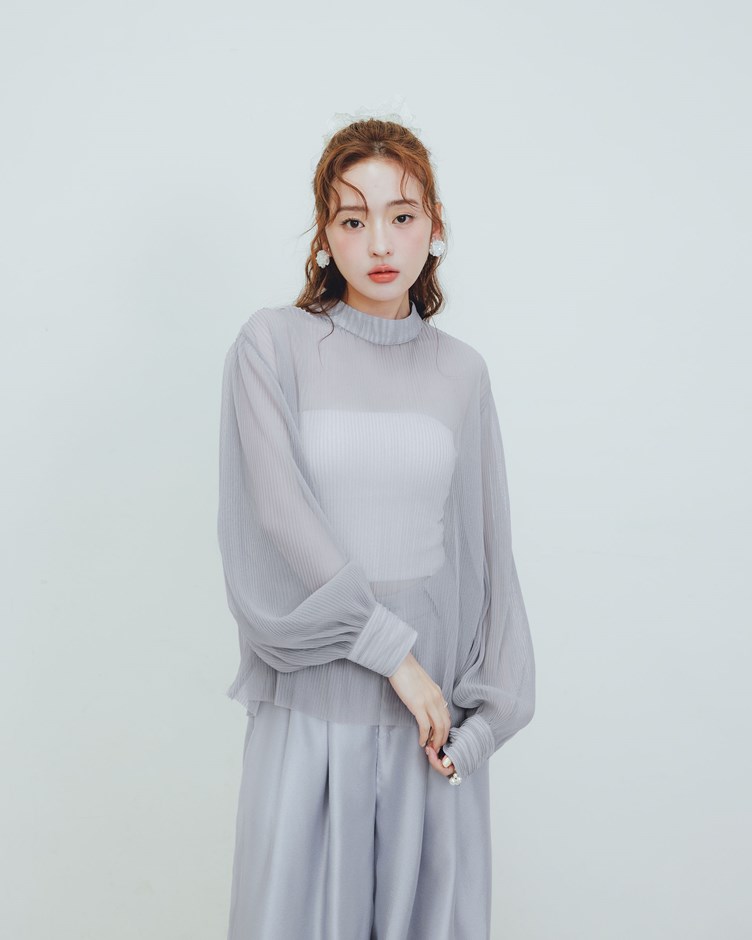 優雅微透細壓摺小高領上衣