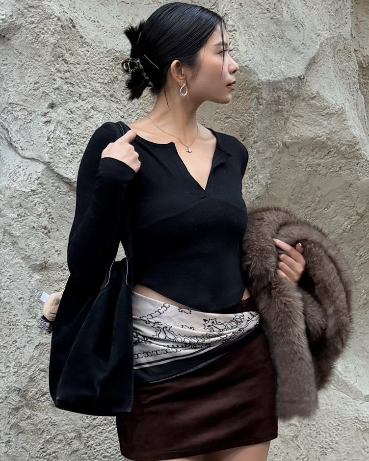 08 V領美胸弧擺長袖T