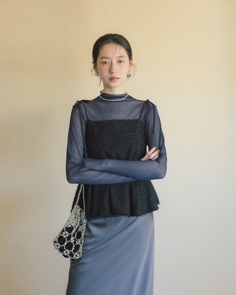 透膚線條微高領上衣