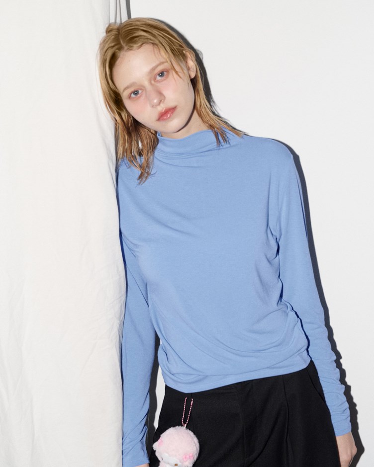 親膚柔彈小高領鬆身上衣