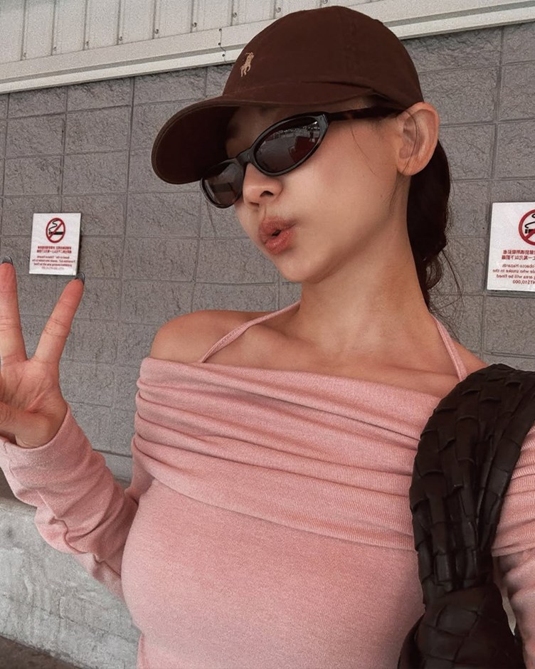 繞頸一字領蝴蝶結上衣