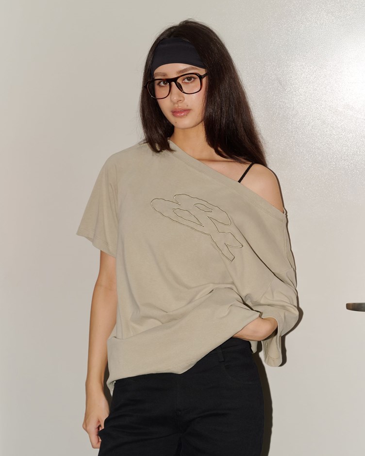 & IN THING洗舊刺繡斜肩TEE