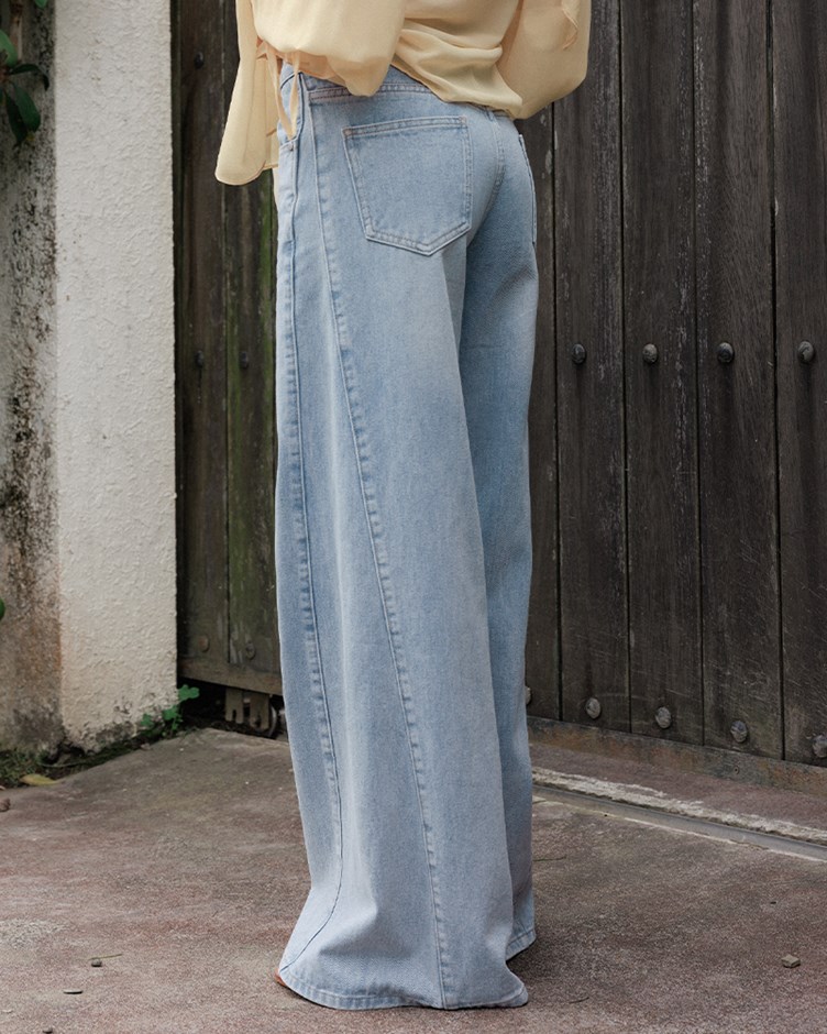 (預購4月中出貨)側線拼接傘擺牛仔寬褲