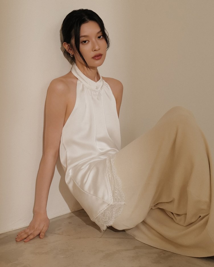 睫毛蕾絲緞面斜擺美背上衣