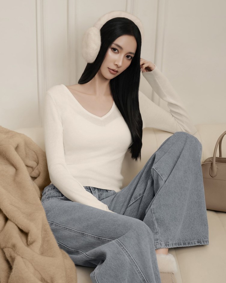 V領透肌針織長袖上衣