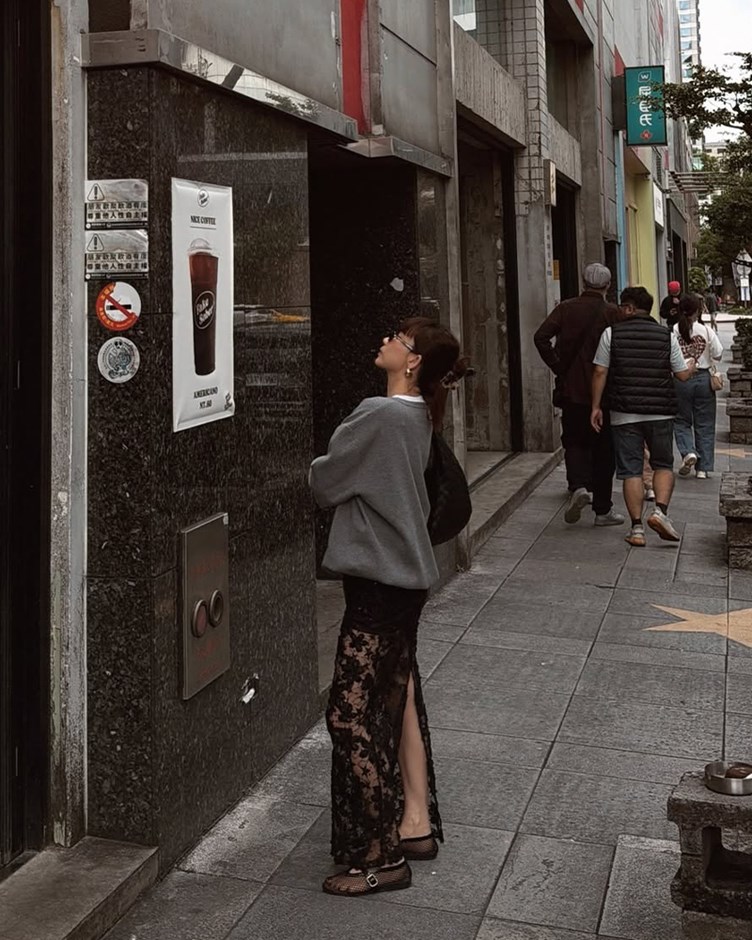 (預購12月中出貨)立體花朵蕾絲直筒裙(The Elaru label 聯名款-Eleanore)