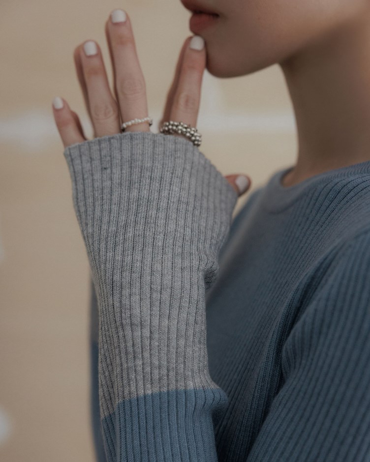 袖口配色坑條針織上衣