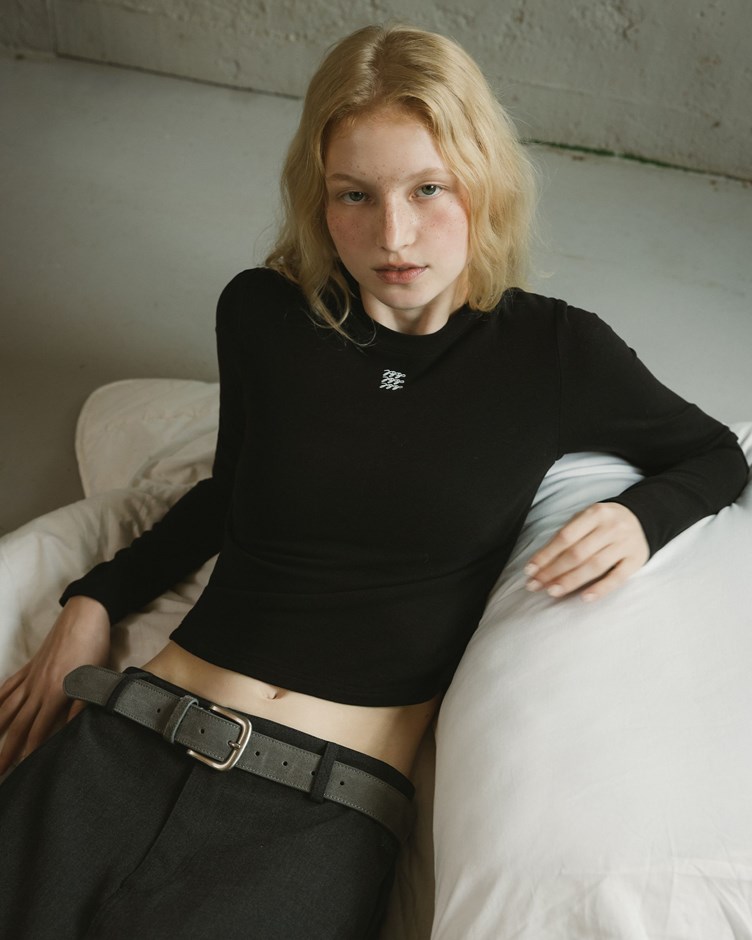 品牌LOGO內刷毛圓弧修身上衣