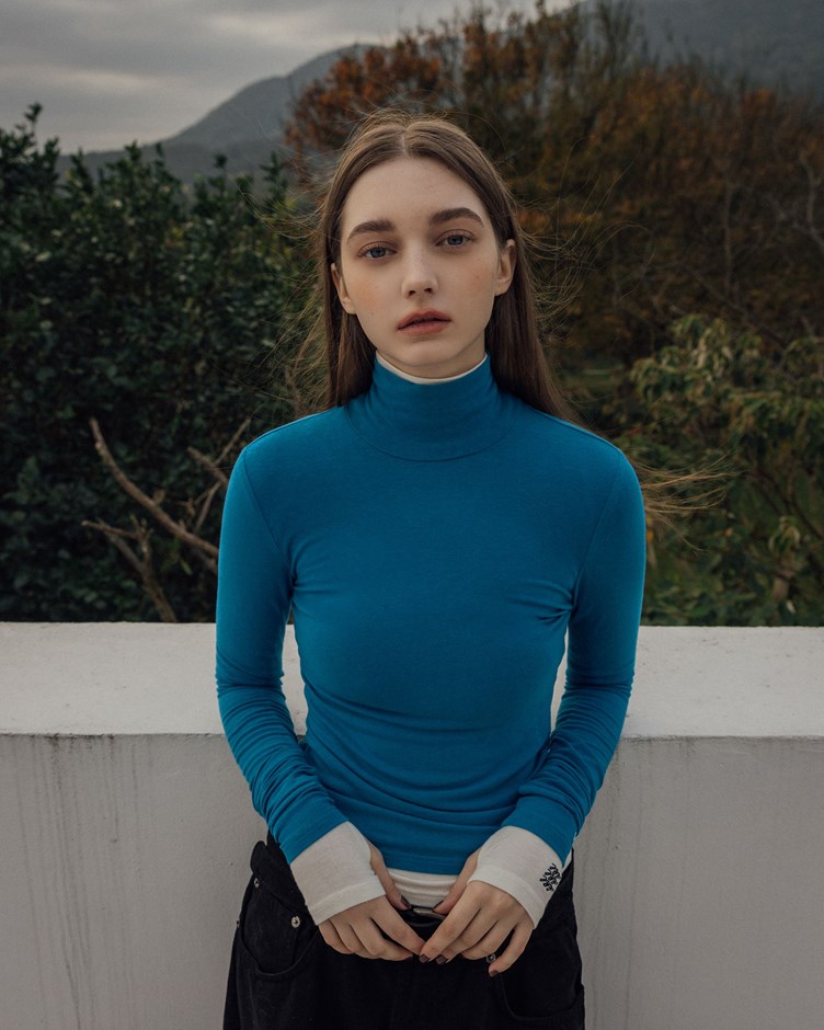 品牌LOGO親膚柔感高領長袖上衣