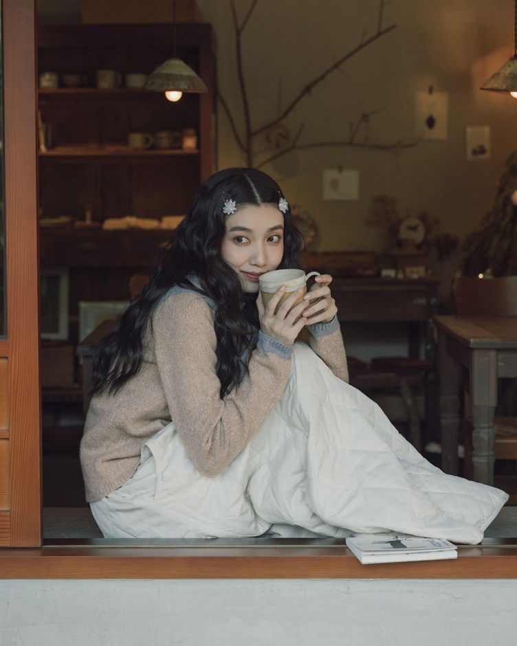 柔軟小高領配色袖針織上衣