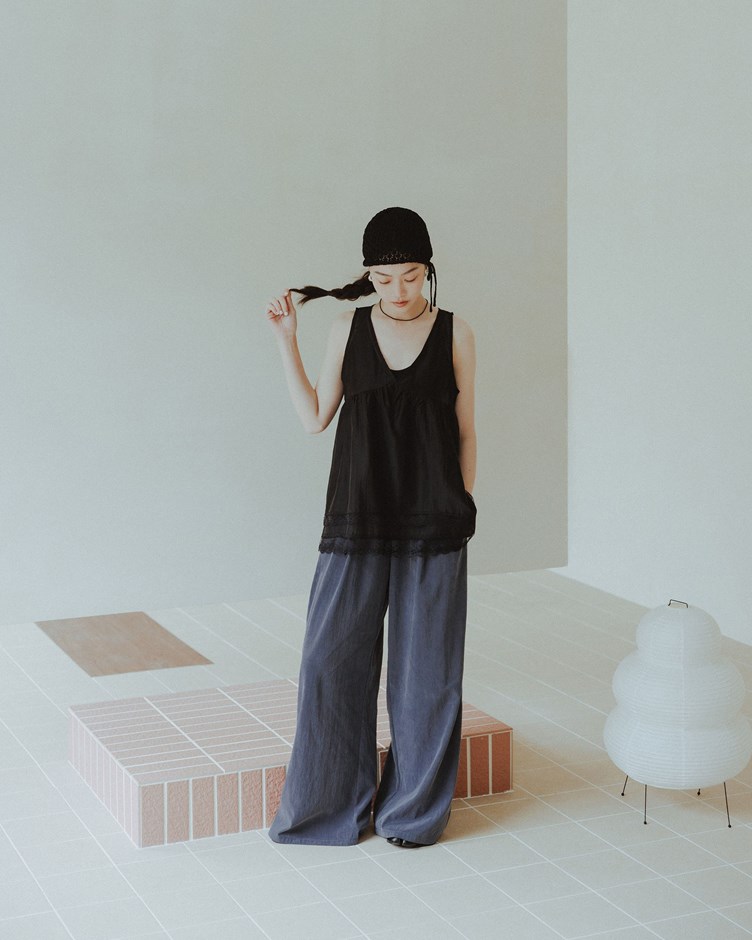 光澤透肌感V領蕾絲層次背心