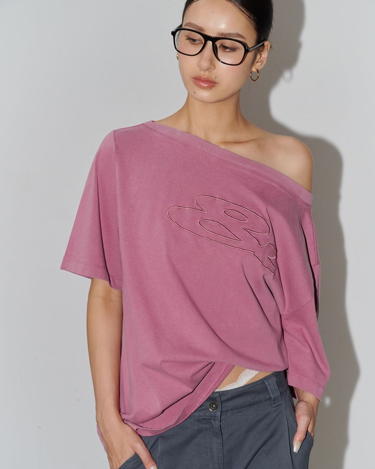 & IN THING洗舊刺繡斜肩TEE