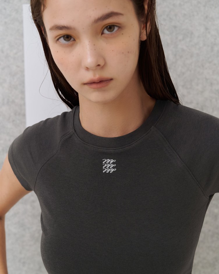 品牌LOGO刺繡立體邊莫代爾上衣