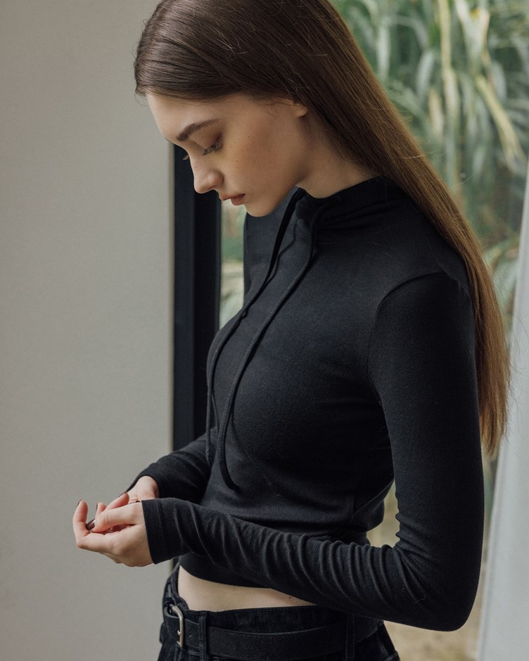 MIT 柔彈立領抽繩連帽上衣