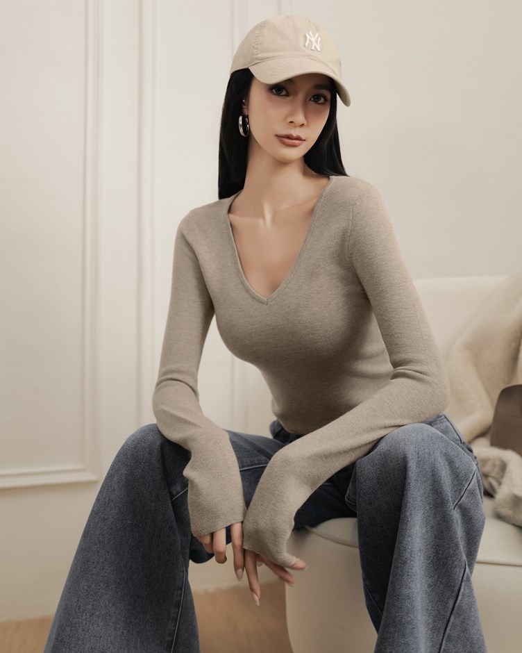 V領透肌針織長袖上衣