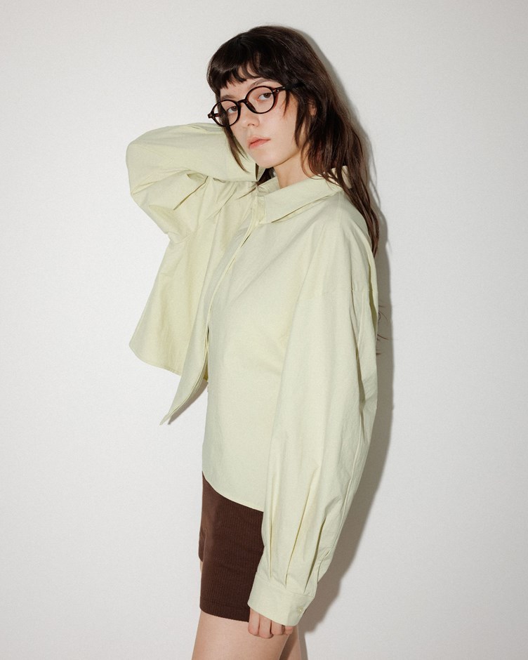 澎袖剪裁短版襯衫