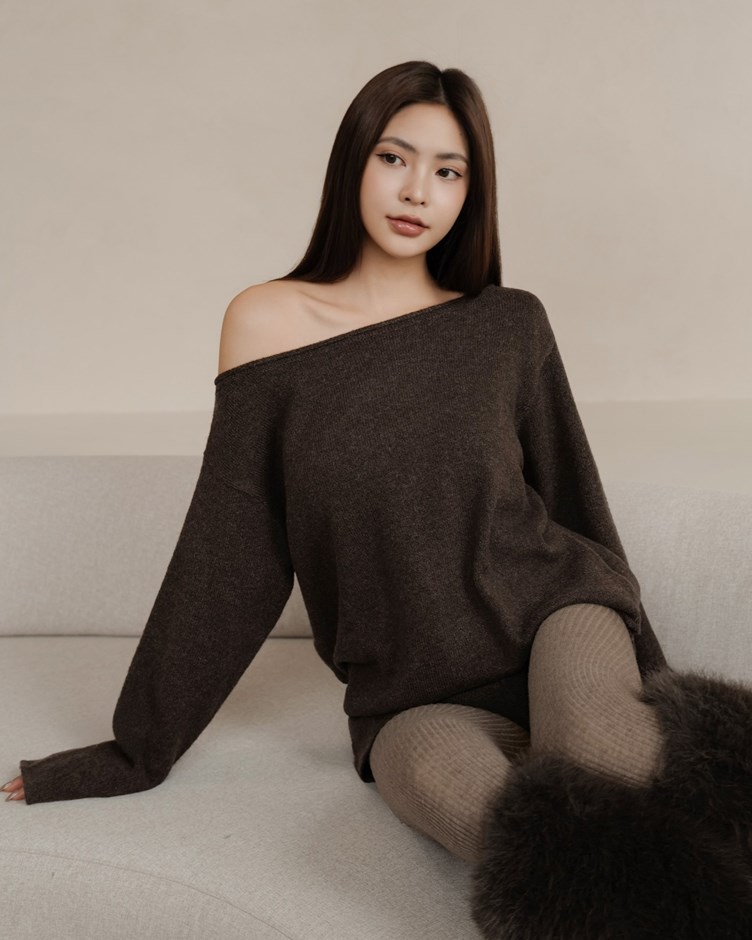 軟絨針織斜肩寬鬆上衣