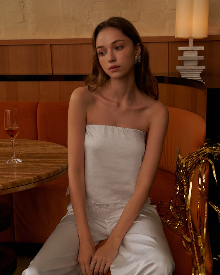 光澤感平口蕾絲上衣