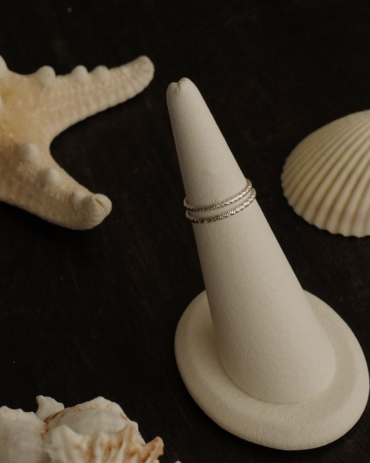 低調光澤細閃戒指