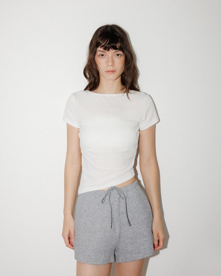 天絲舒彈下擺斜切上衣