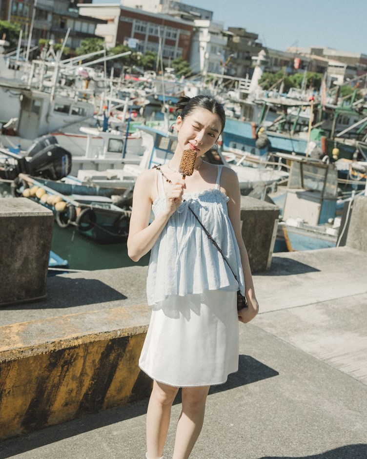 質感光澤小花邊短裙