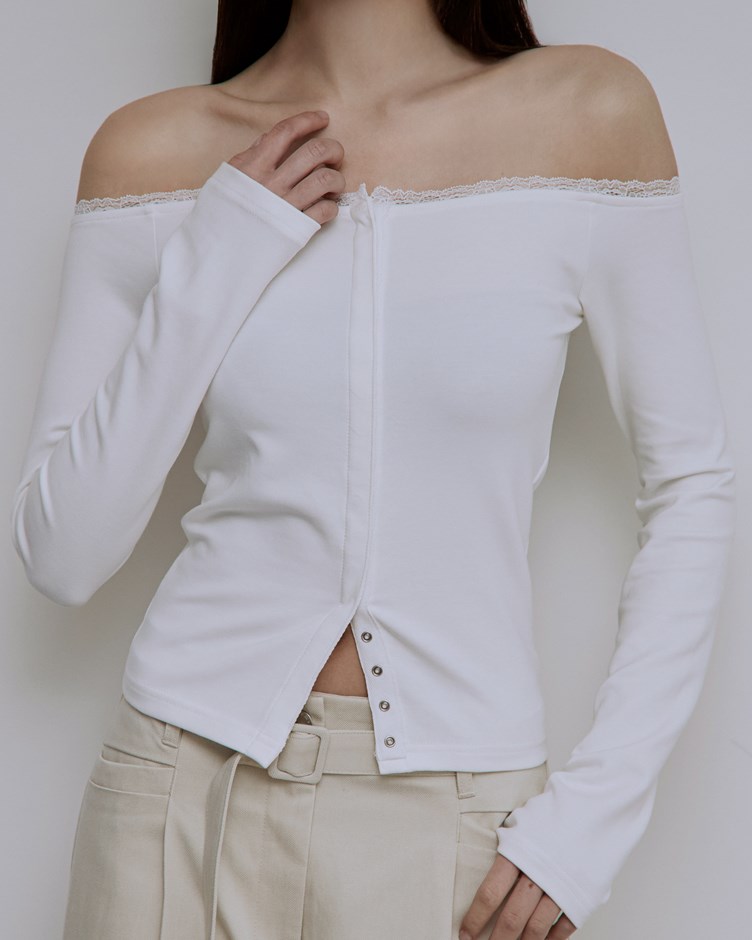 蕾絲滾邊一字領壓釦上衣