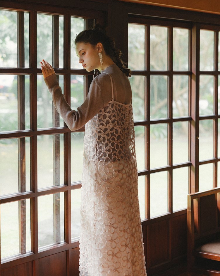 日系小花線條細肩帶長版罩衫