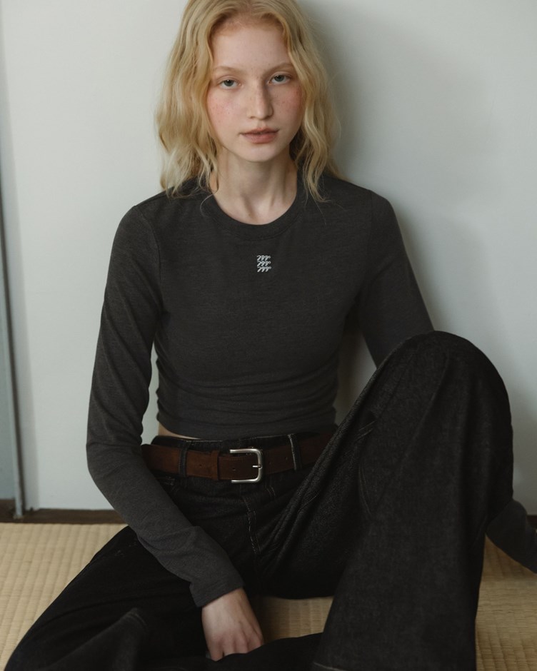 品牌LOGO內刷毛圓弧修身上衣