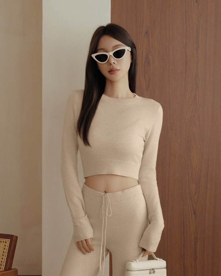 細針羊毛圓領短版長袖上衣