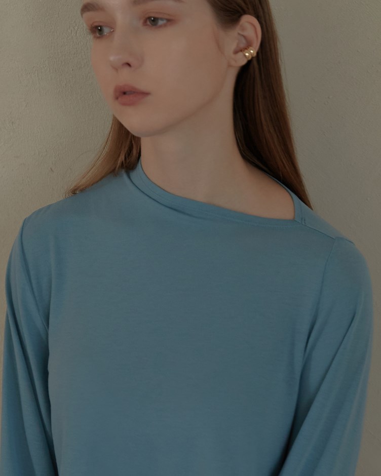 斜切領口透膚長袖TEE