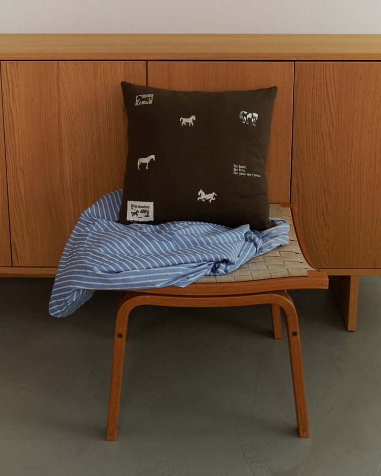 品牌LOGO馬年限定標語刺繡抱枕