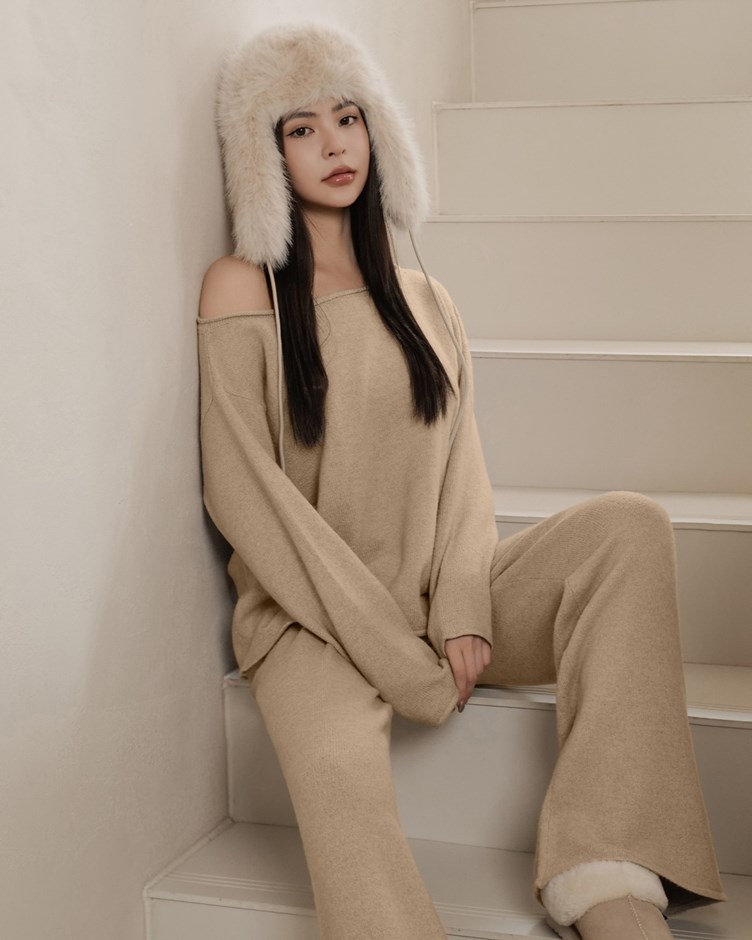 軟絨針織斜肩寬鬆上衣