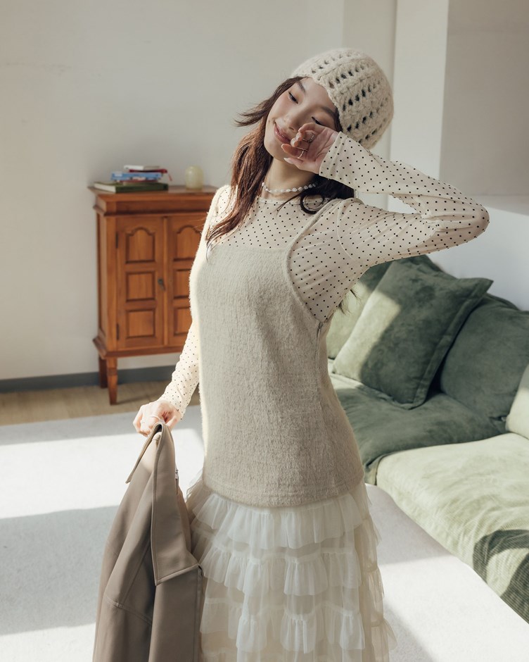 圓領點點透肌長袖上衣