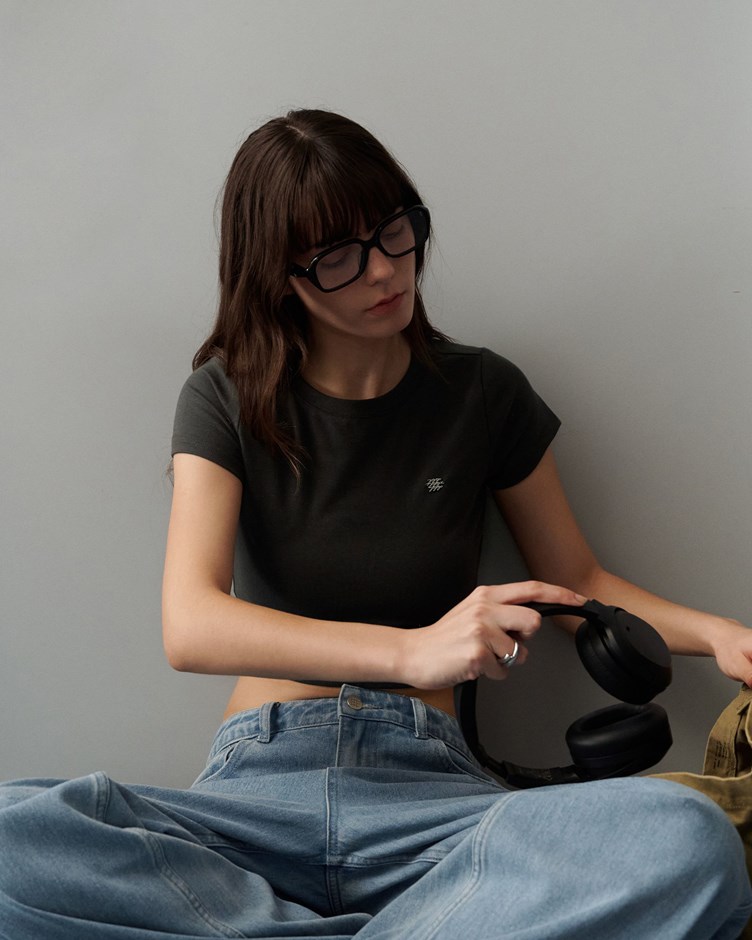 品牌LOGO圓領合肩短版TEE